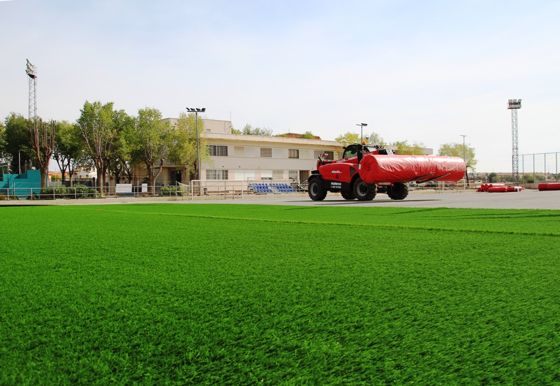 -Nuevo césped artificial en el anexo de La Moheda 16-10-25