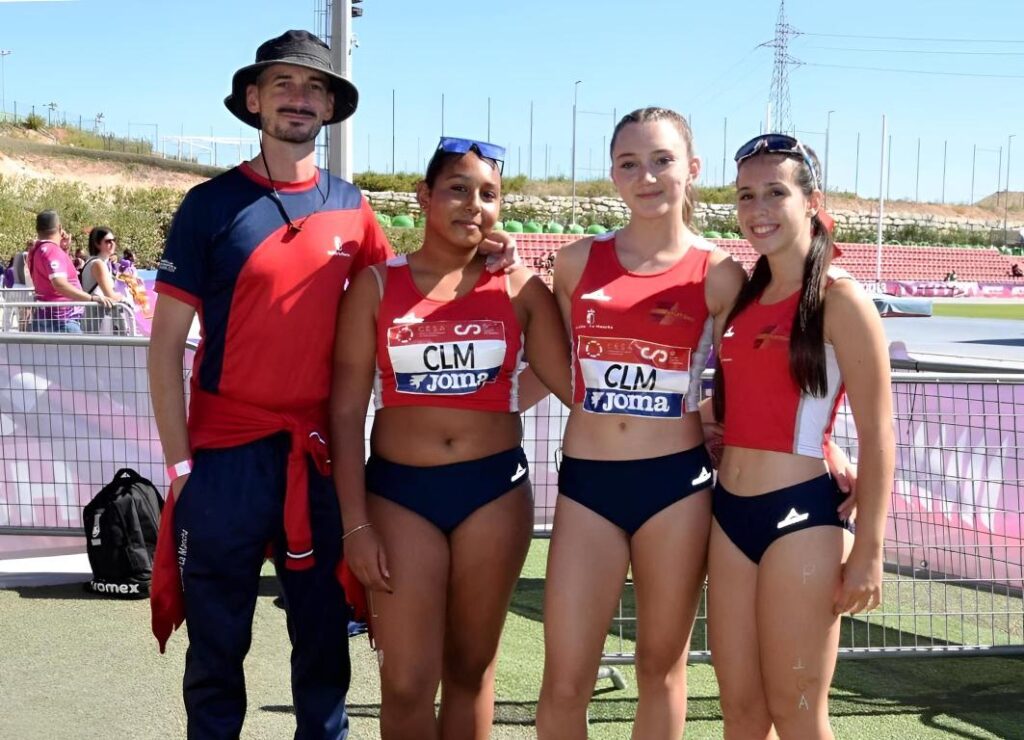 -Pedro_Julián_Moreno_con_las_tres_solaneras_Irene_Araque_Marta_Moreno_y_Nayara_Reinoso-.jpg