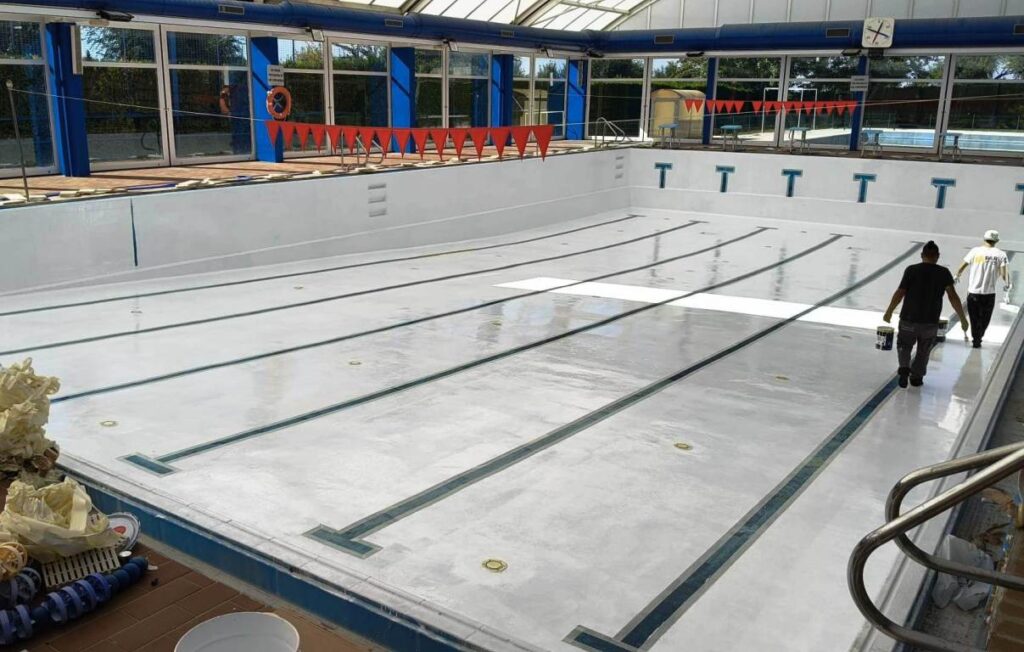 -Piscina_climatizada_recién_pintada.jpg