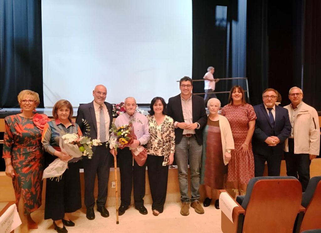 -Premiados_y_autoridades_al_término_del_acto-.jpg