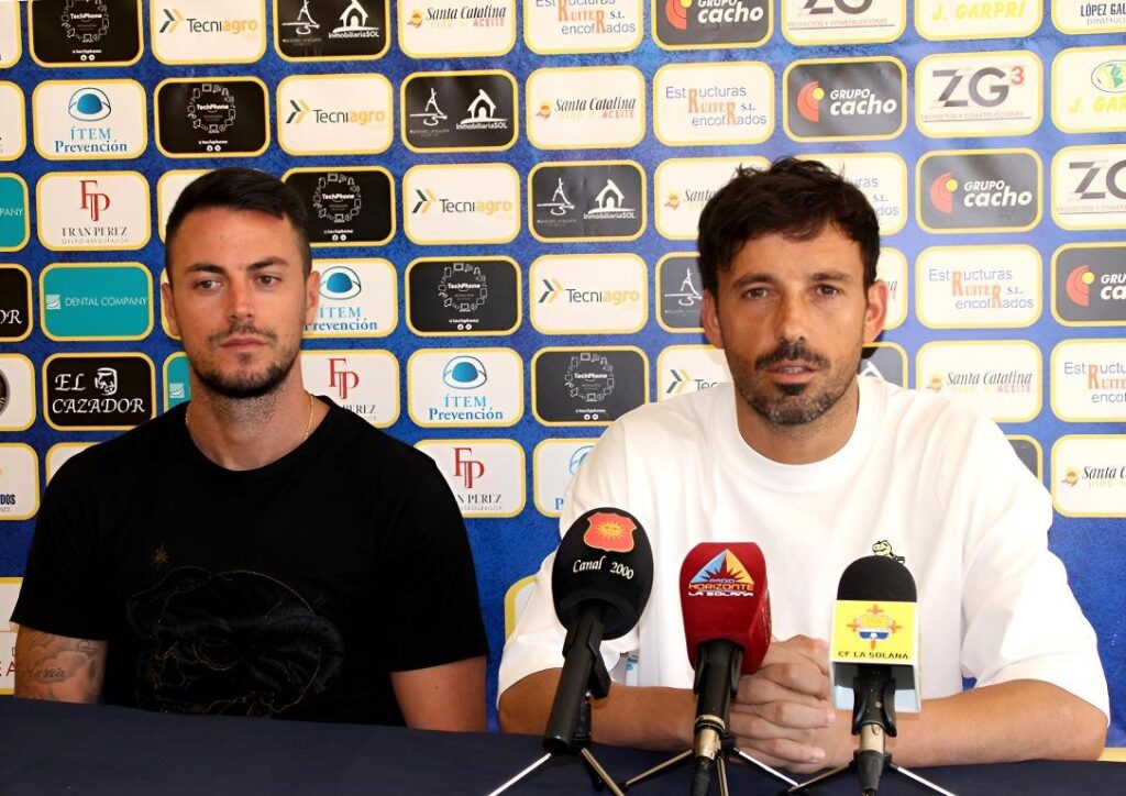 -Sergio_Cortés_y_Manolo_en_la_sala_de_prensa_de_La_Moheda-fotor-enhance-2025101085304.jpg