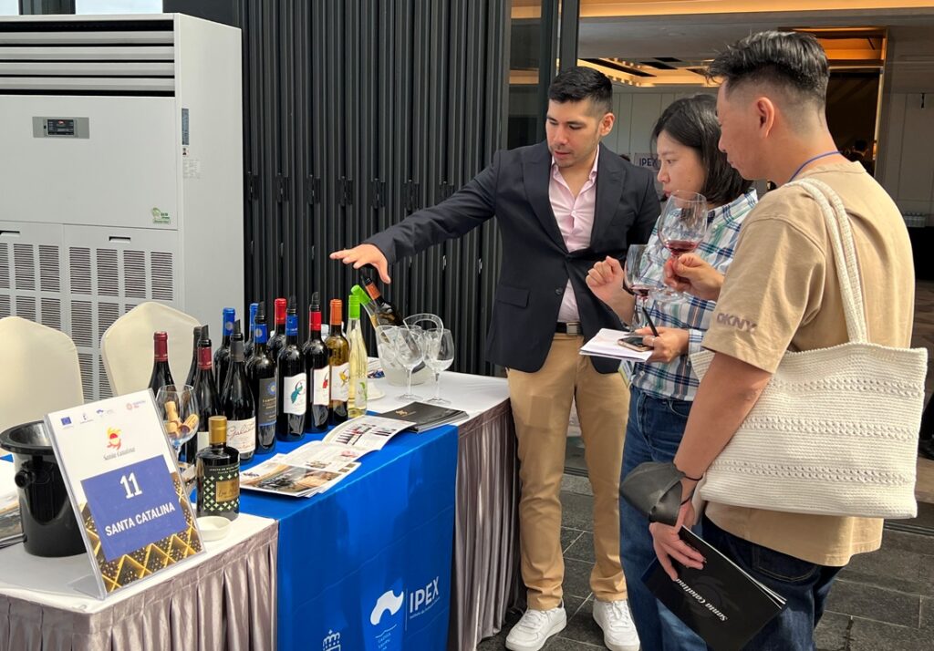 - Sergio Iglesias muestra los vinos de la cooperativa Santa Catalina