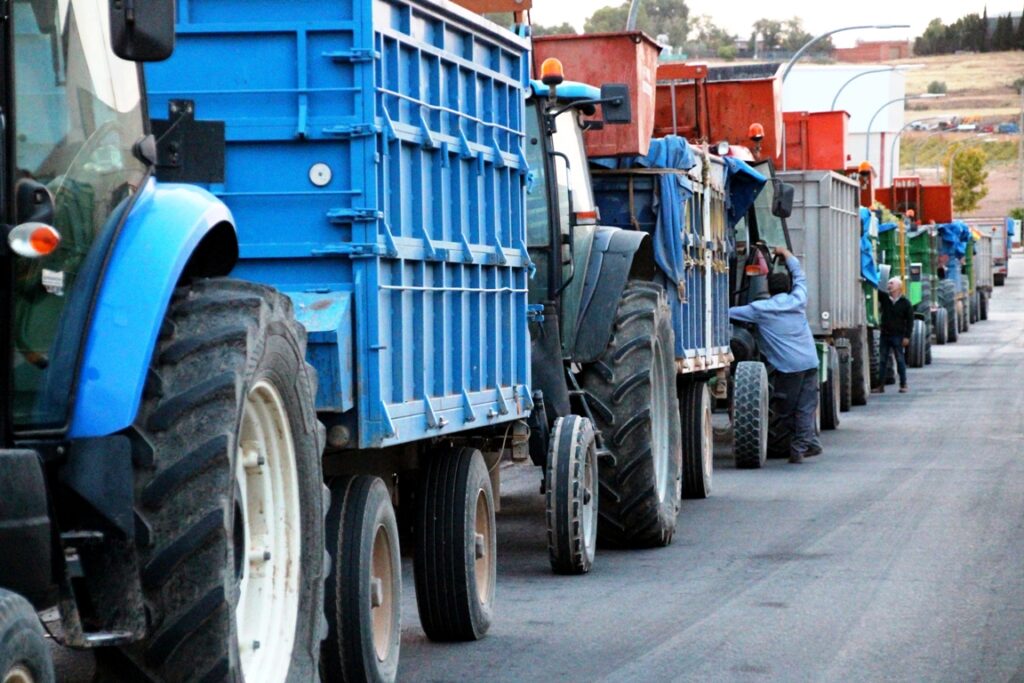 -Tractores junto a la cooperativa Santa Catalina esperando para descargar