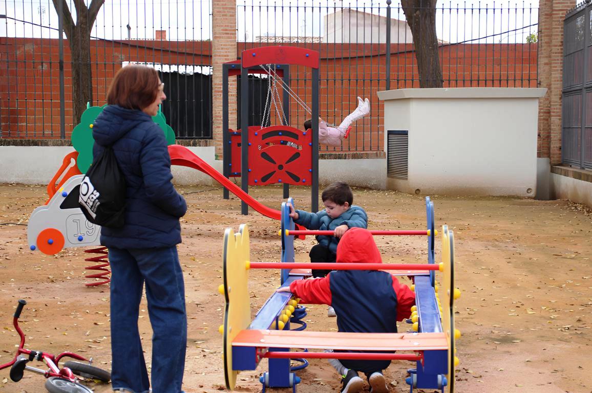 -Varios niños juegan en los nuevos juegos infantiles del parque Viña Botero