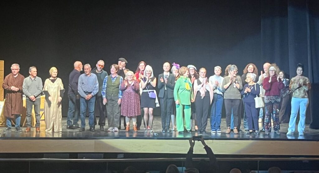 -Ambos grupos en el encuentro de Mayores