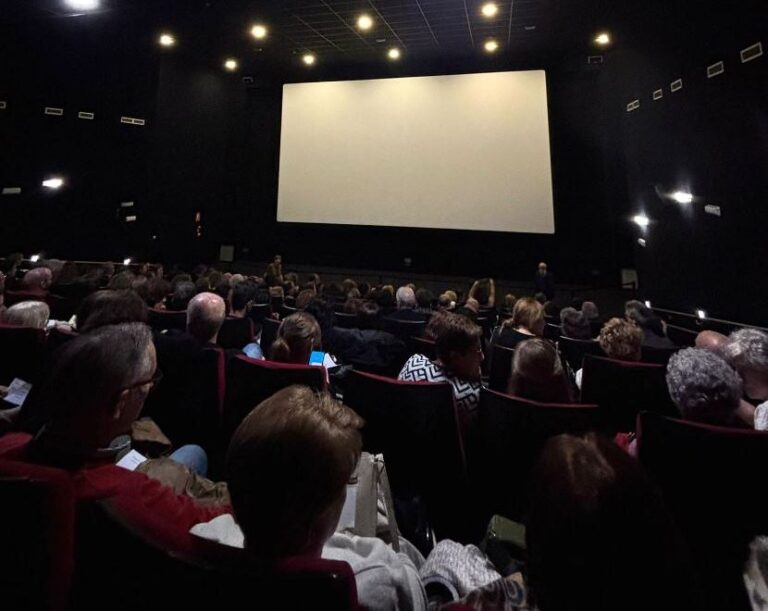 -Cine municipal lleno en la elección del premio del público