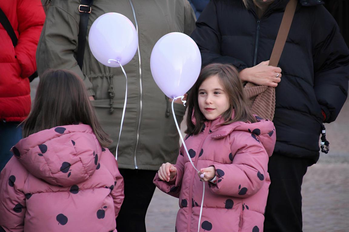 -Concentración 25-N niñas globos