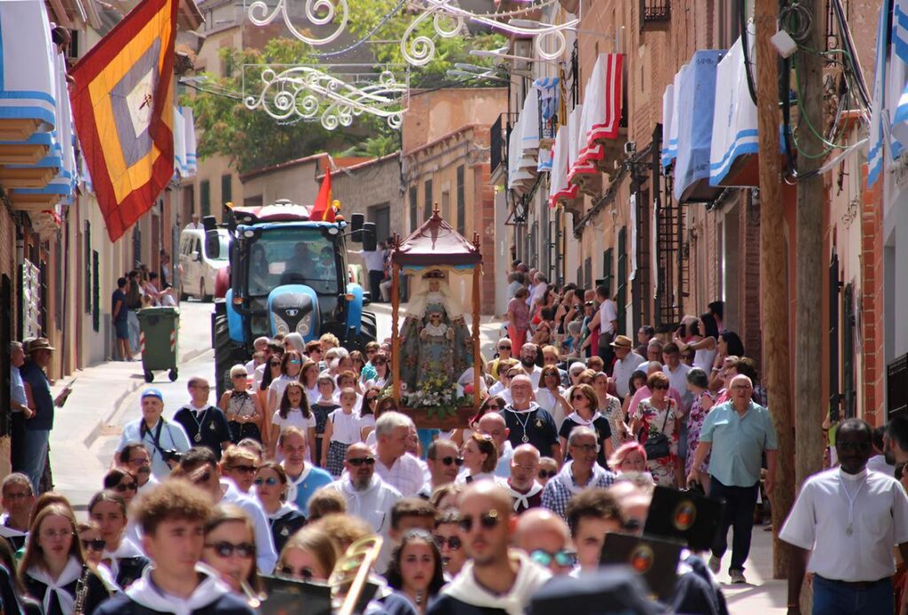 -Llegada_a_La_Solana_de_la_Virgen_de_Peñarroya_tras_la_romería_de_septiembre.jpg
