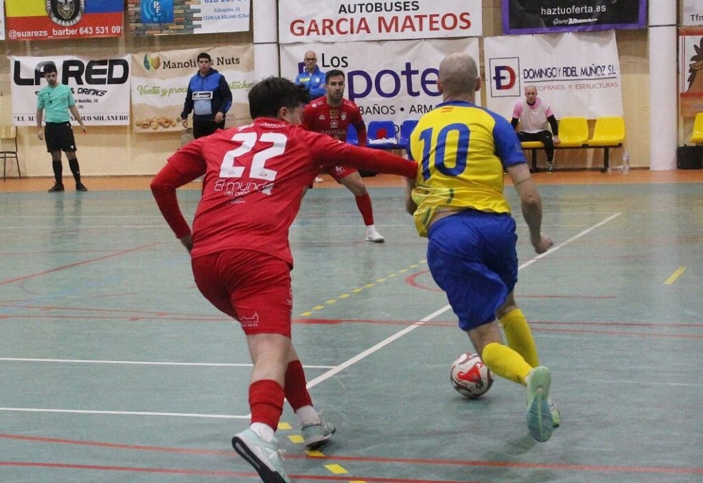 -Vicente_conduce_un_balón_en_un_partido_anterior.jpg