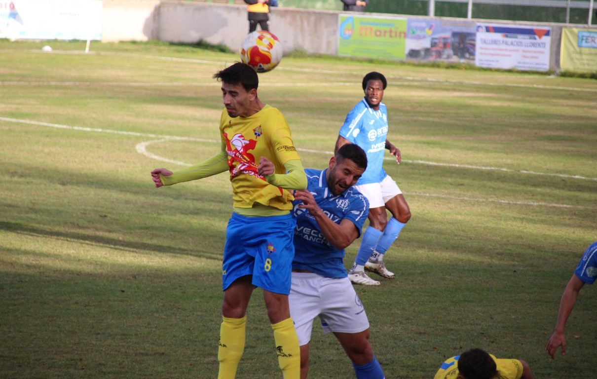 -Álex Ramos pugna un balón