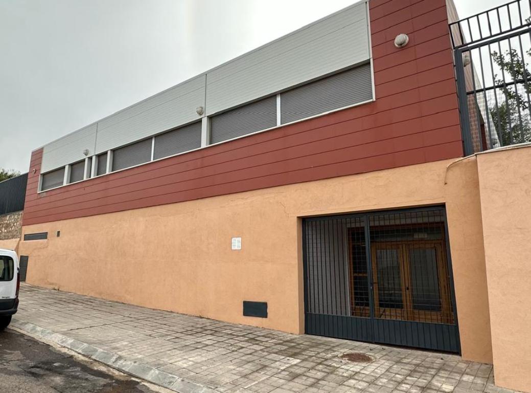 - Así estaba la fachada anteriormente sin ventanas