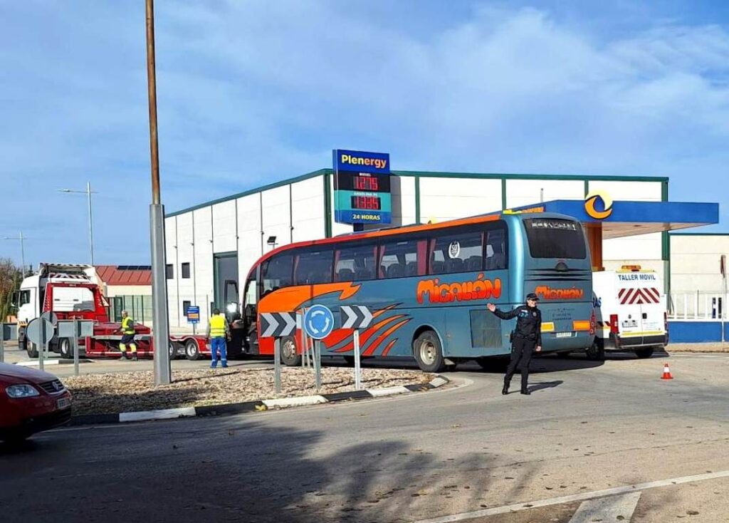 -Autobus atrapado en la rotonda de la cooperativa