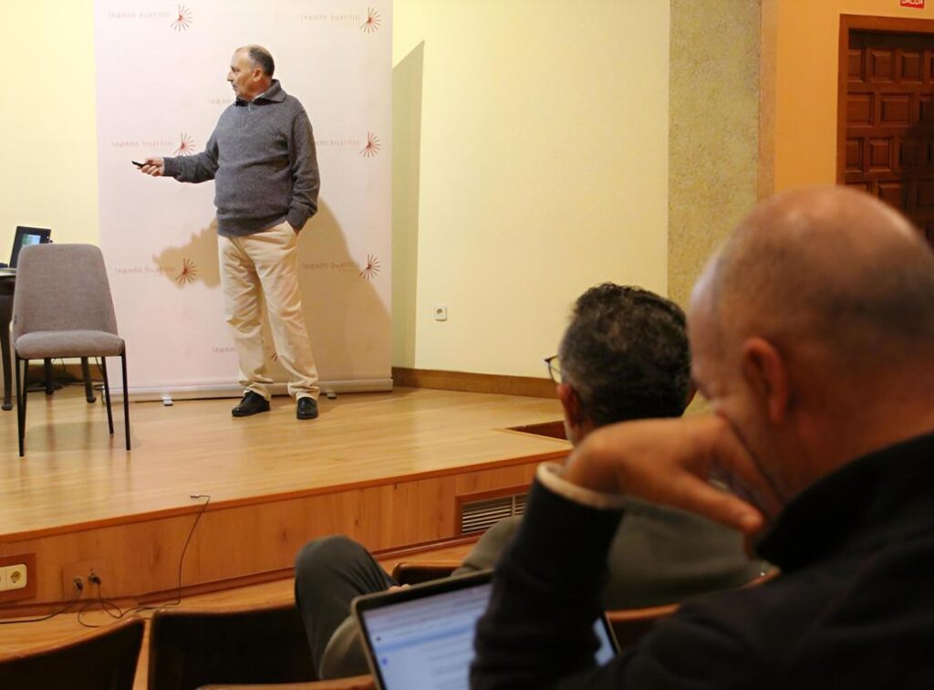 -Gregorio Salcedo director técnico del proyecto durante su conferencia