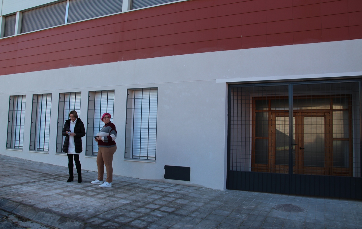 - Las autoridades delante de los nuevos ventanales que antes no existían