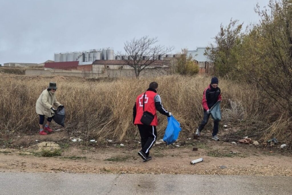 - Los voluntarios en plena faena
