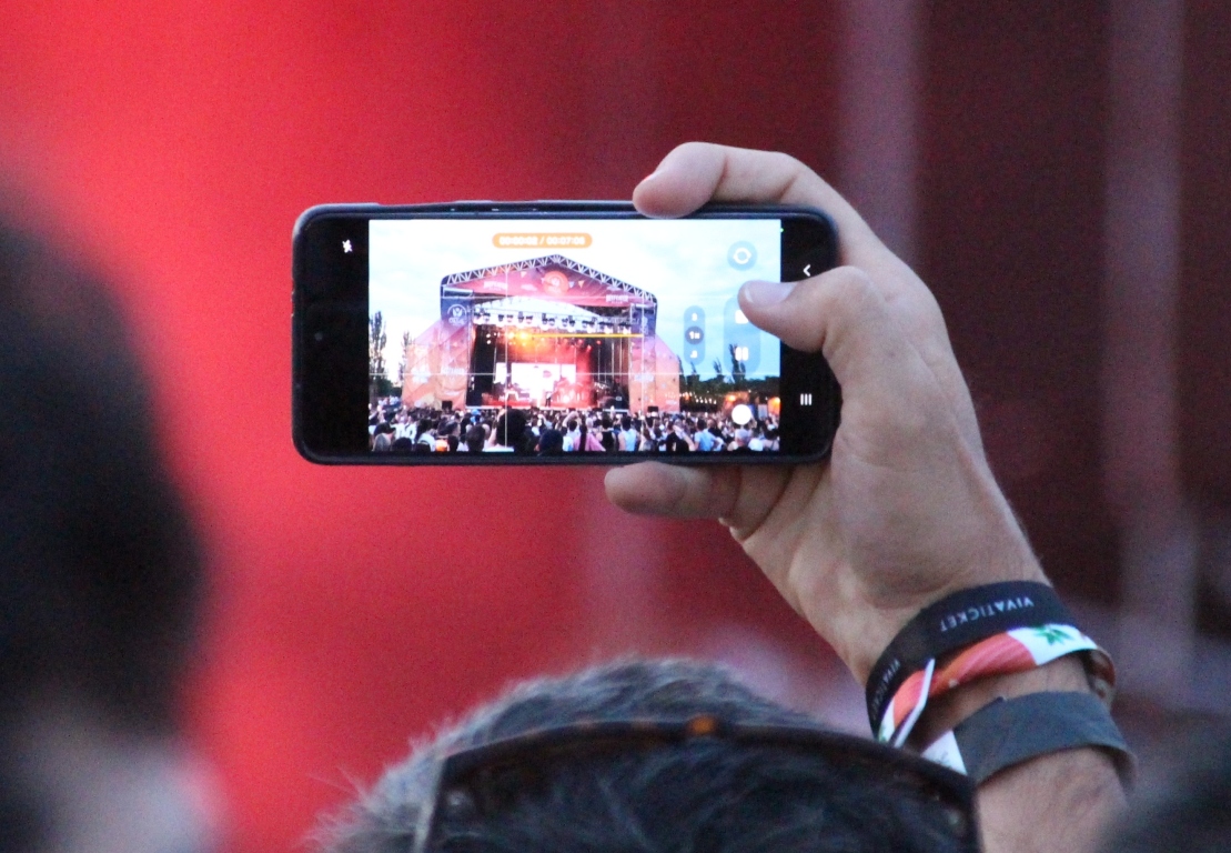 -Un fan graba una de las actuaciones