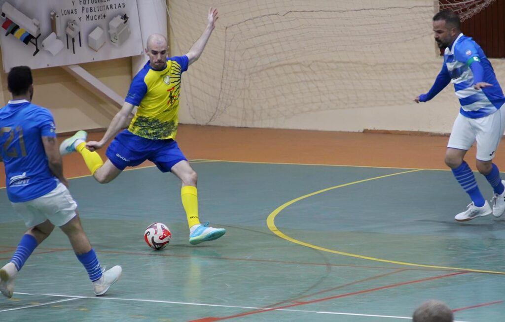 -Vicente_chuta_en_un_momento_del_partido_contra_el_Villarrubia.jpg