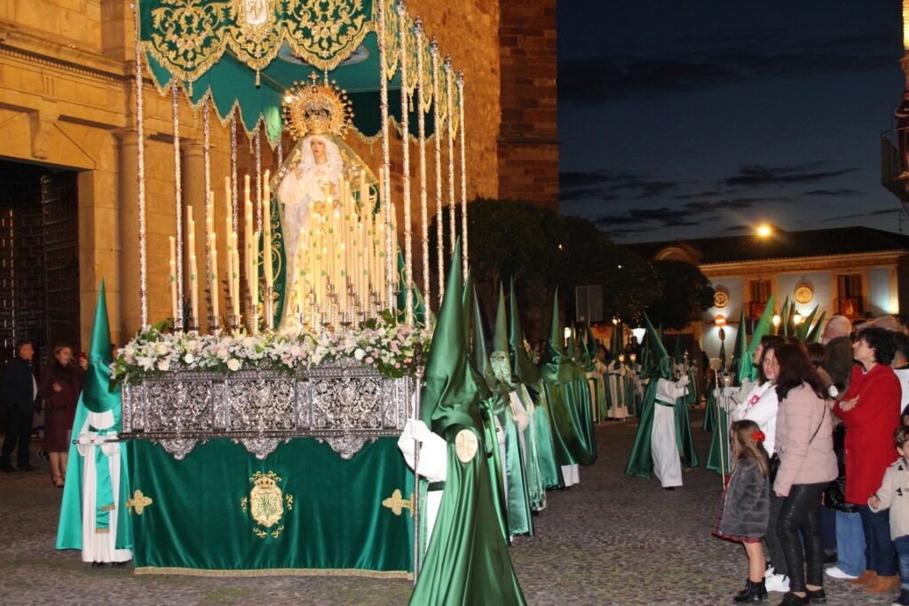 - Virgen de la Esperanza a ruedas en la procesión de este año