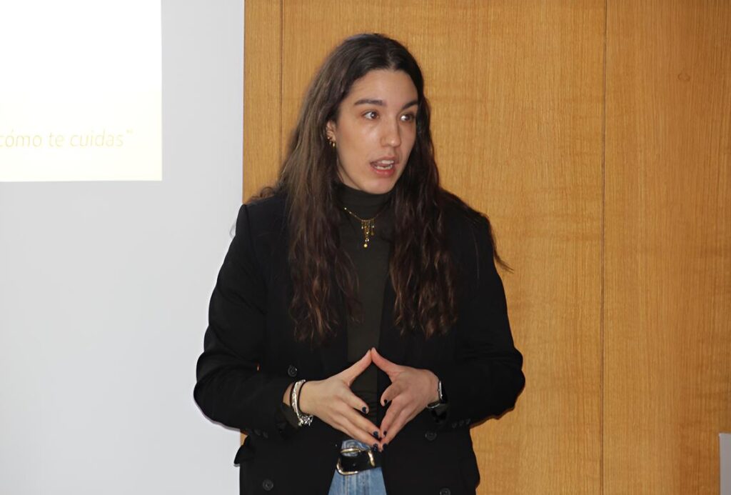 -Ana Candelas explicando los riesgos de estas enfermedades