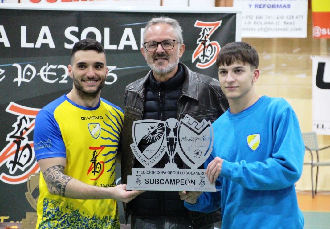 -Antonio Serrano entrega el trofeo de subcampeón