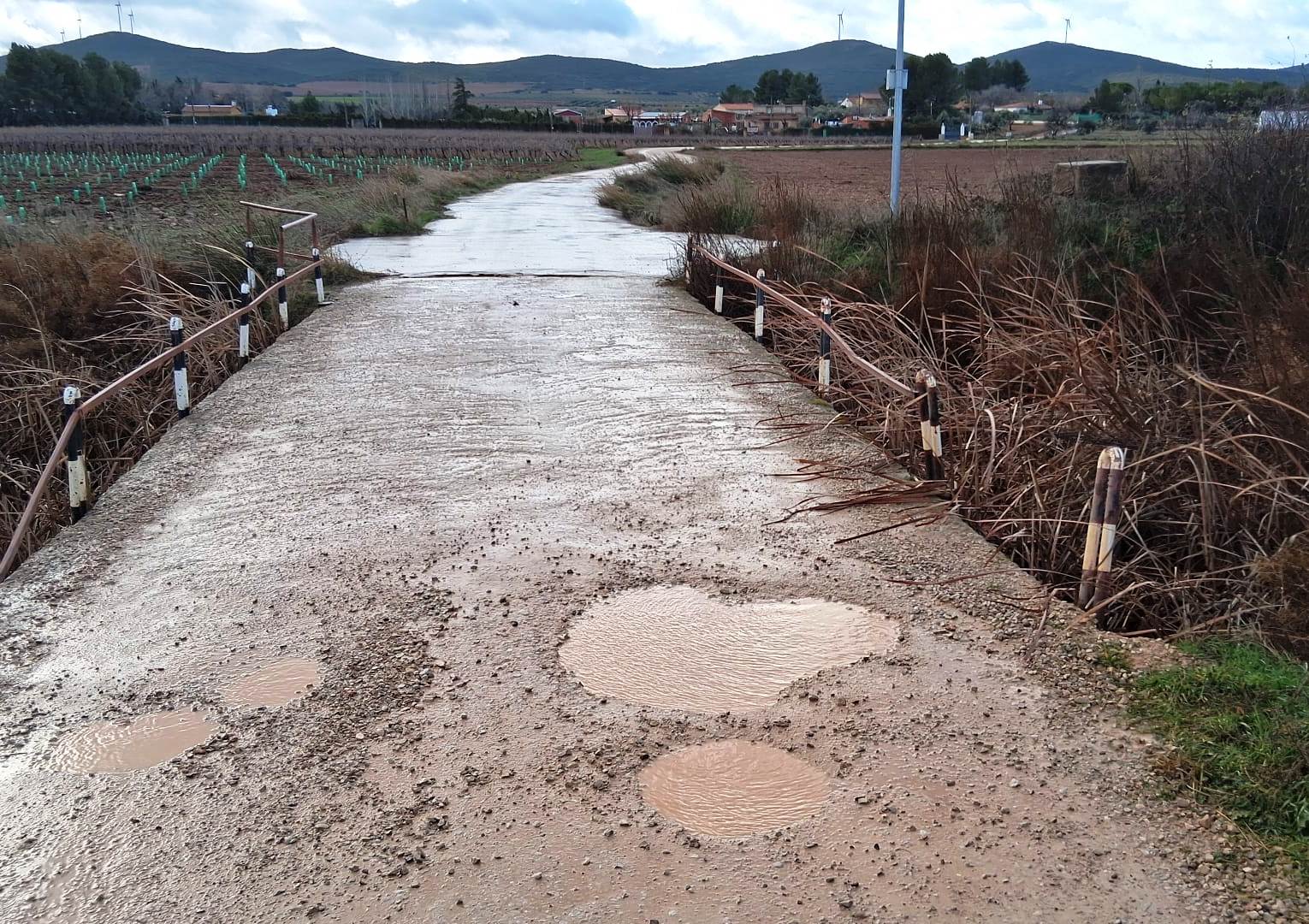 -Camino_cruza_Azuer.jpg