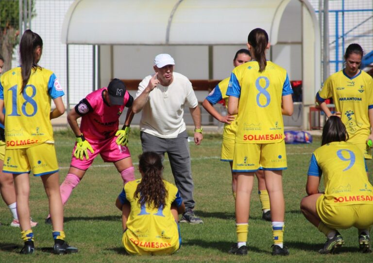 -David_Peinado_da_instrucciones_durante_un_partido_reciente-.jpg