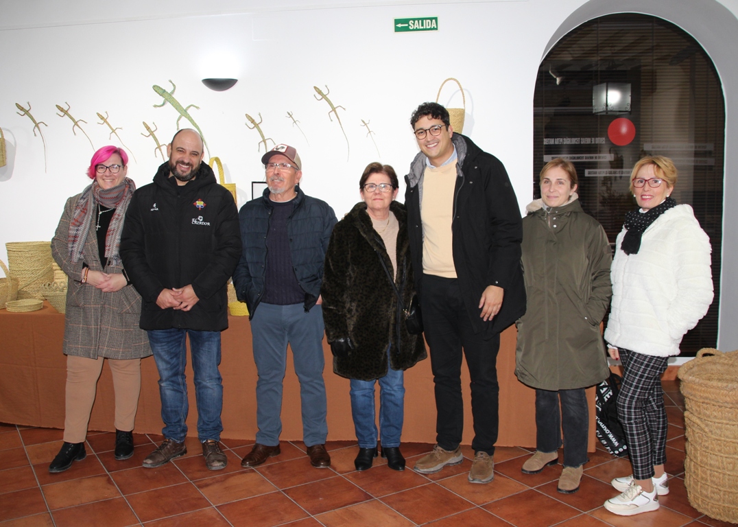 -El artista junto a su mujer y a las autoridades