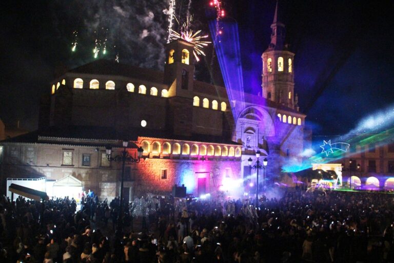 - Espectáculo de luz y fuegos artificiales en la Plaza Mayor