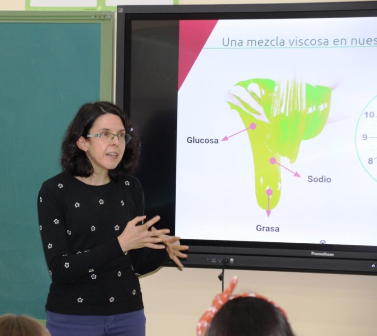 -La ponente explicando a los chicos