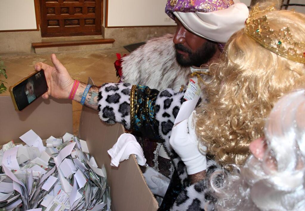 -Los_Reyes_Magos_hablan_por_videollamada_con_la_ganadora_del_viaje_a_Disneyland.jpg