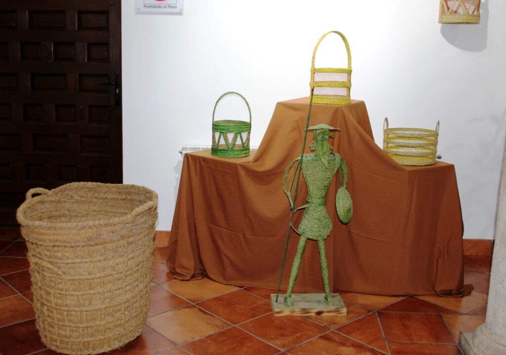 -Muestra del arte de Pedro Bueno en el patio de la Encomienda