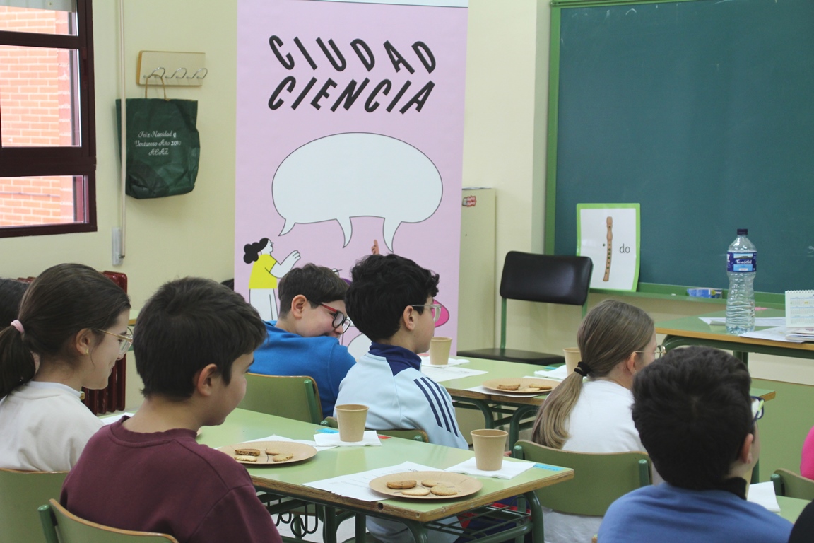 -Niños esperando a comerse las galletas