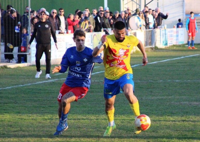 -Rodri Alves conduce un balón
