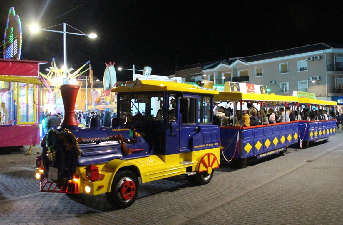 - Trenillo junto a la feria navideña en la explanada del mercado