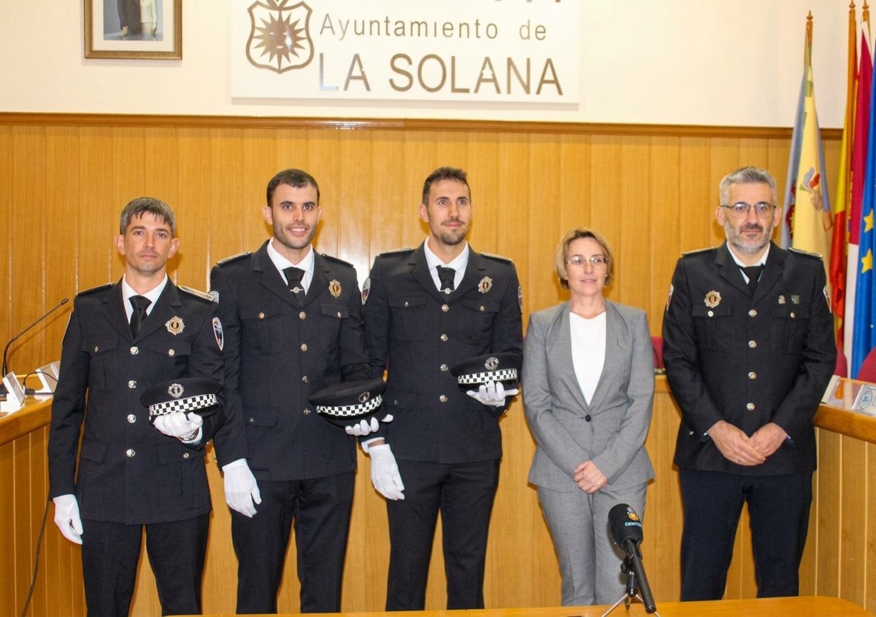 Tres nuevos agentes de la Policía Local toman posesión en La Solana y elevan la plantilla a 17 efectivos